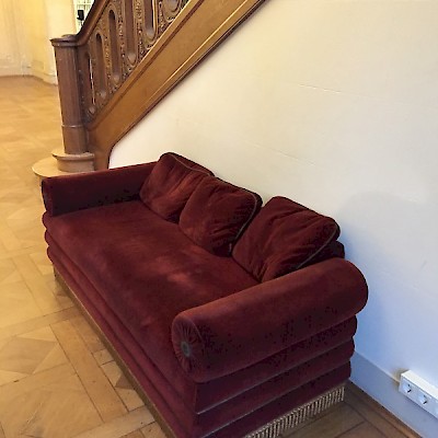 Sofa im Kassenbereich der Villa Zanders