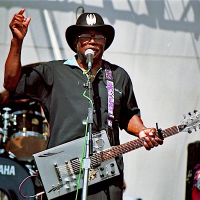 Bo Diddley bei dem Long Beach Blues Festival (1997)